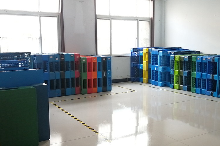 <strong>北方冬季氣溫低如何選擇塑料托盤(pán)？</strong>